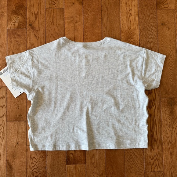 Lululemon NWT size 6 Cates Tee
Heathered Core Ultra Light Grey - Picture 4 of 8